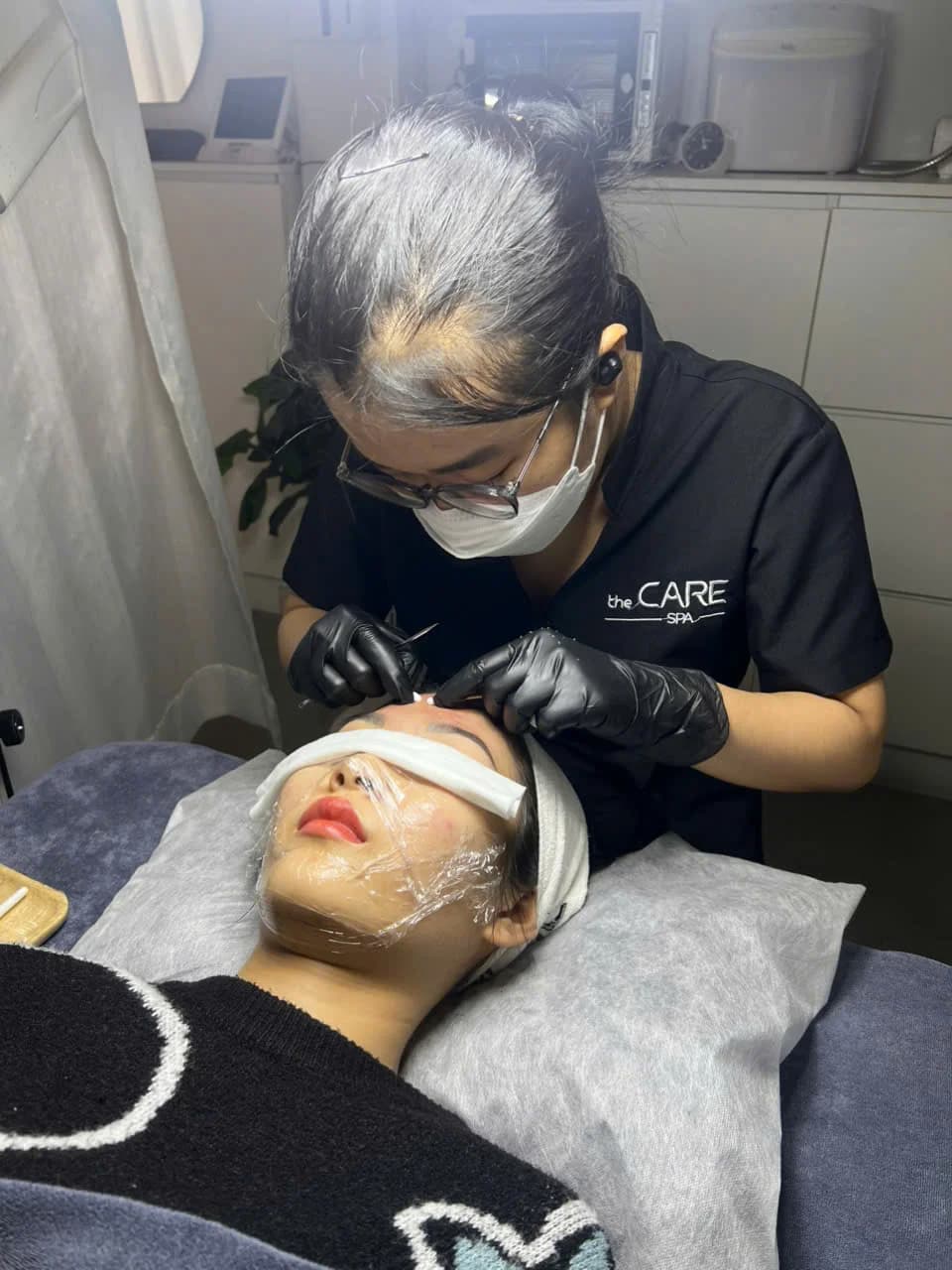 Kỹ thuật viên chăm sóc da chuyên nghiệp tại The Care Spa