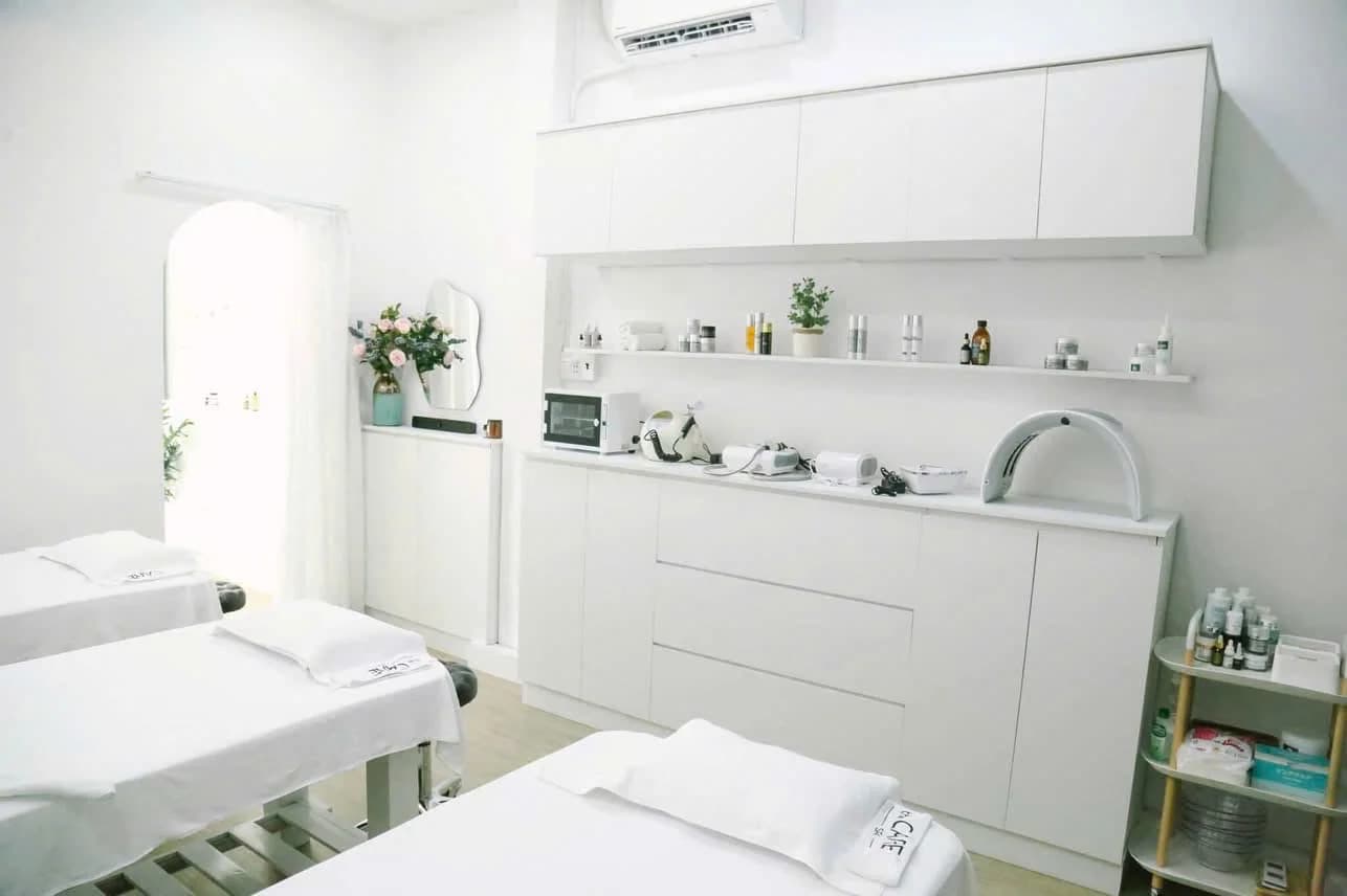 Không gian điều trị hiện đại tại The Care Spa